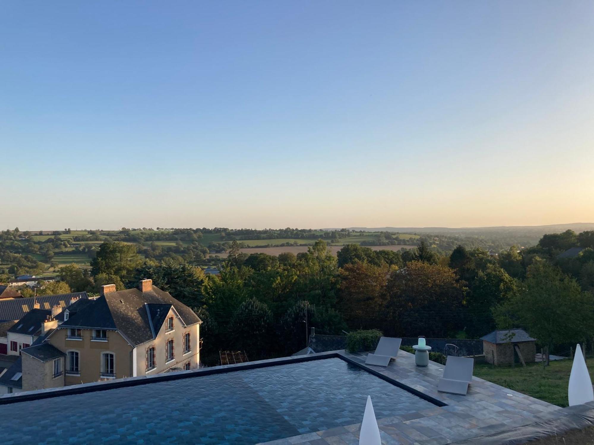 La Demeure Bed & Breakfast Sille-le-Guillaume Exterior photo